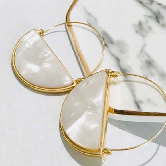 SARAH PEARL RESIN LOOP DROP EARRINGS 1.75” x 1.5” - Picture 7 of 8